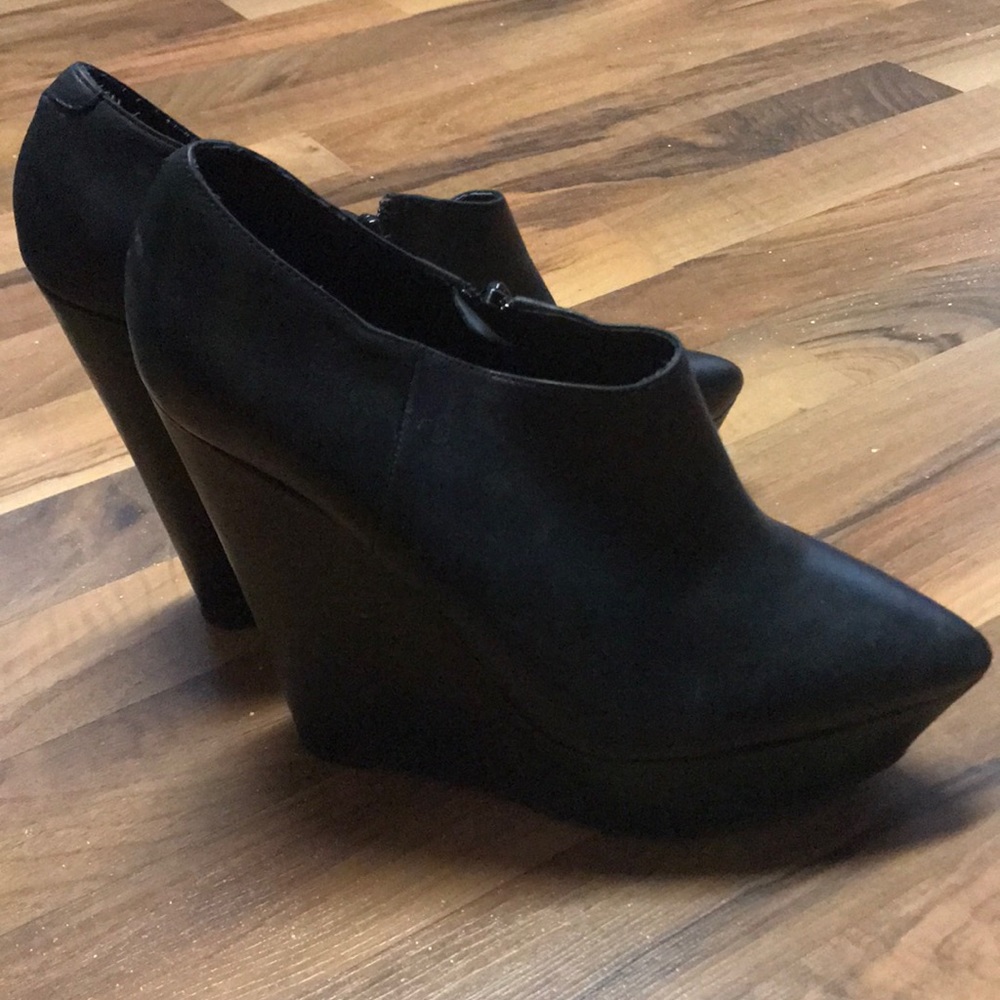 Black wedge